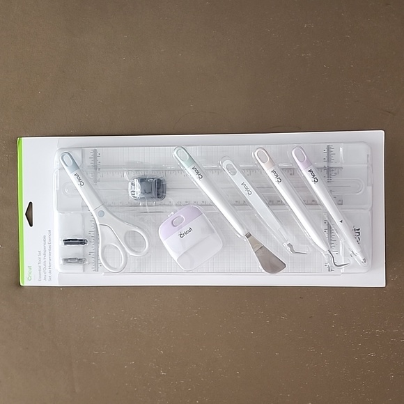 Cricut Essential Tool Set - Picture 1 of 1